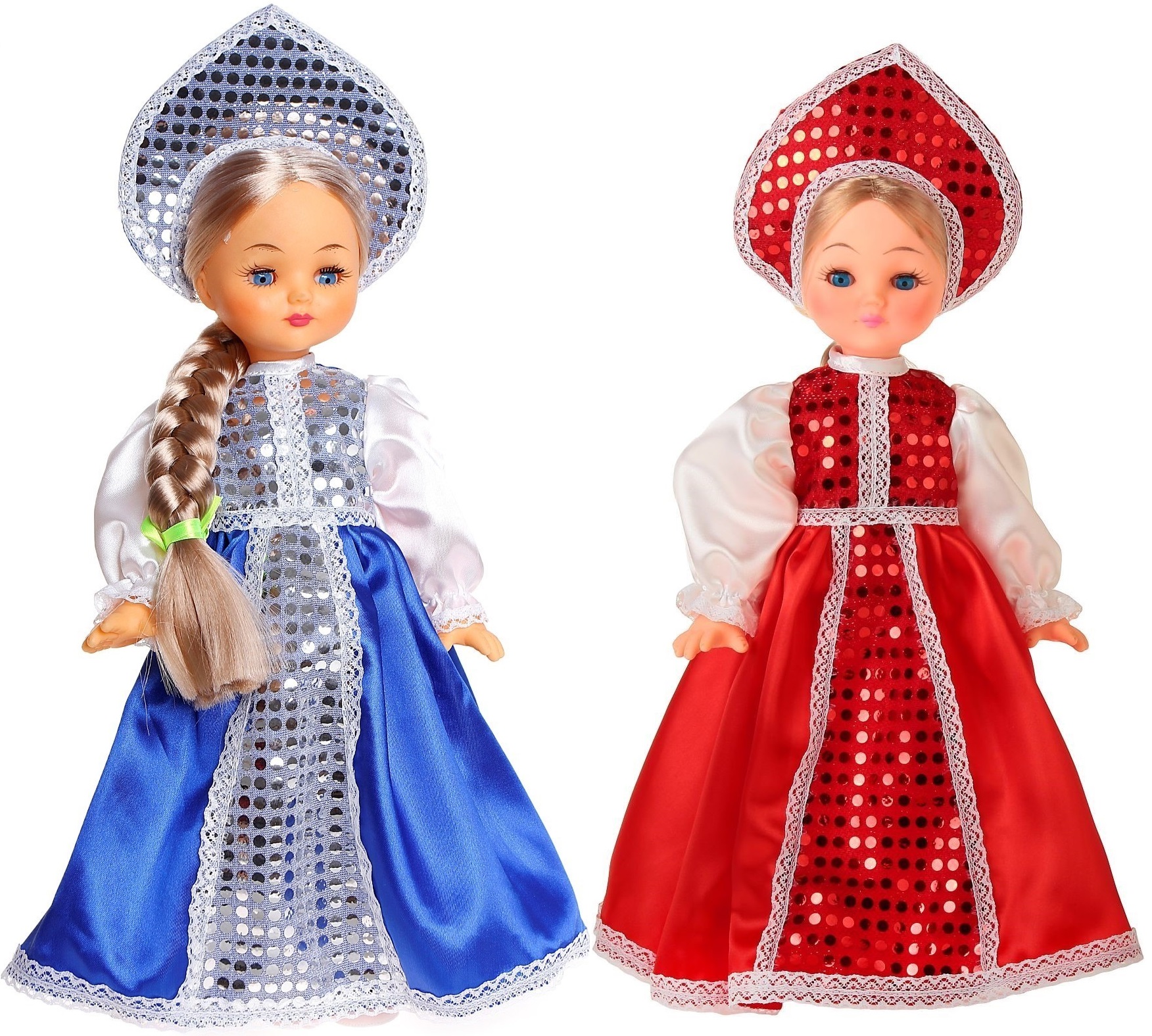 Самодельные тряпичные куклы в национальных костюмах в деревенском интерьере