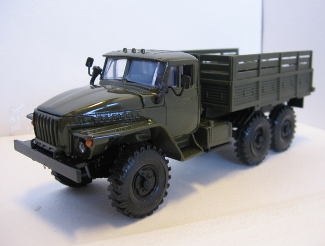 Военный грузовик УРАЛ 4320  бортовой