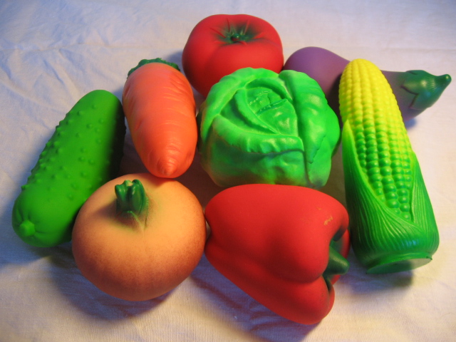 Игрушечные овощи и фрукты в корзине