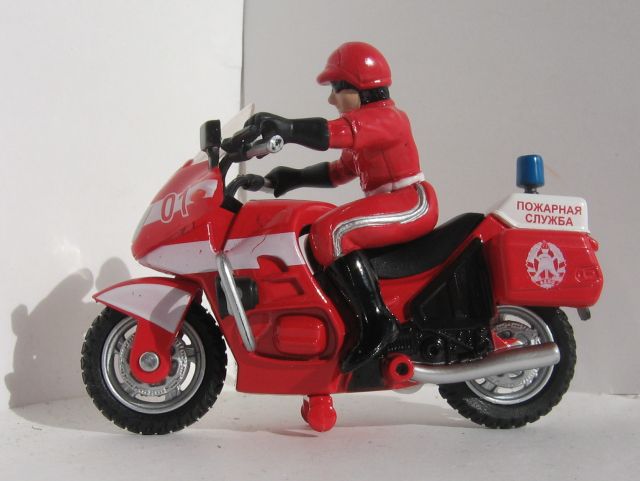 Игрушка мотоцикл с фигуркой мотоциклиста пожарник
