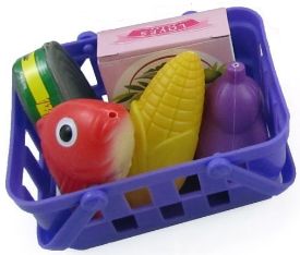пластмассовая корзинка с пластмассовыми овощами, фруктами, консервами, рыбкой